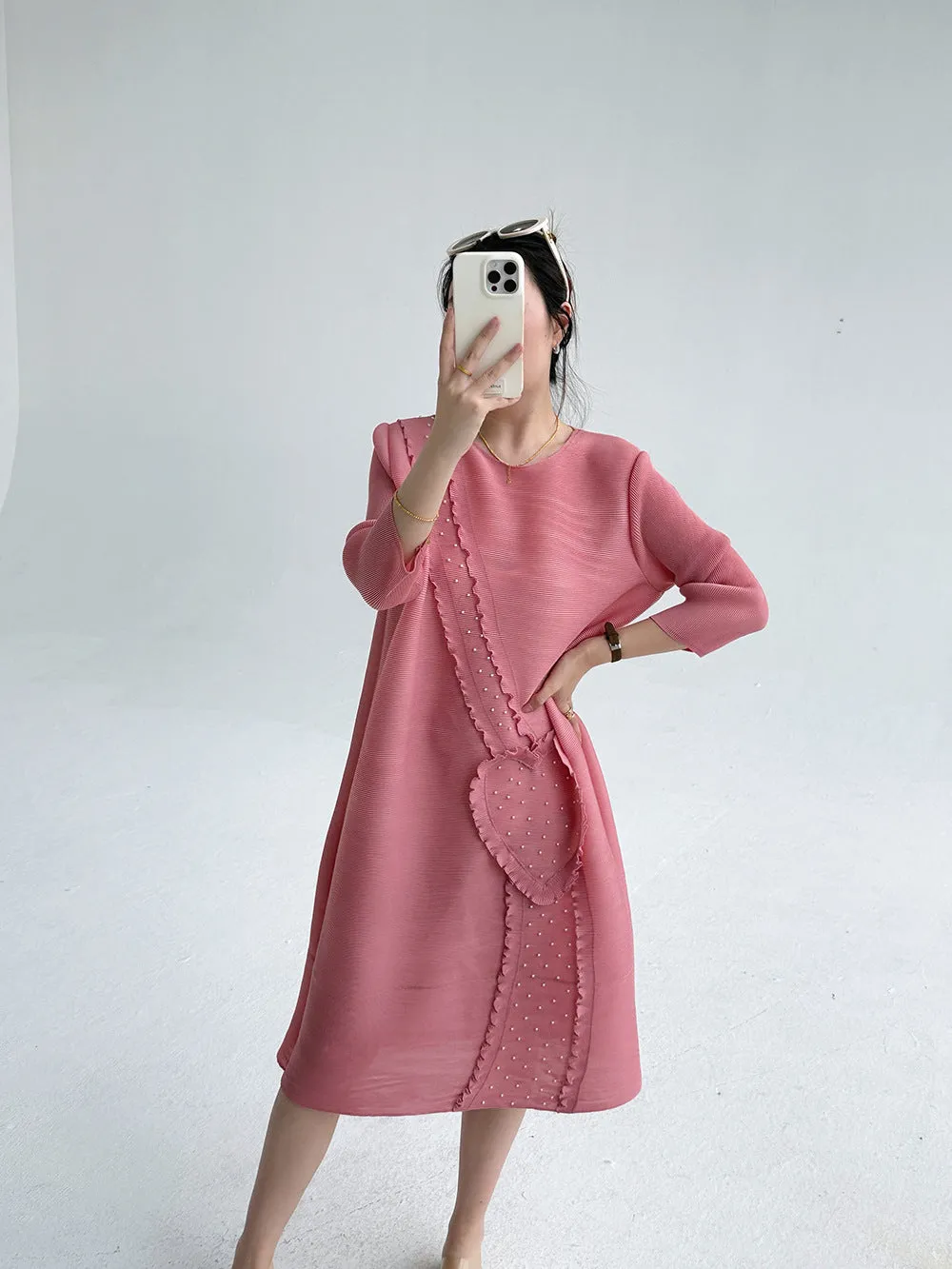 early autumn new fashion and thin large size loose pleated dress high-end beaded round neck temperament medium and long dress