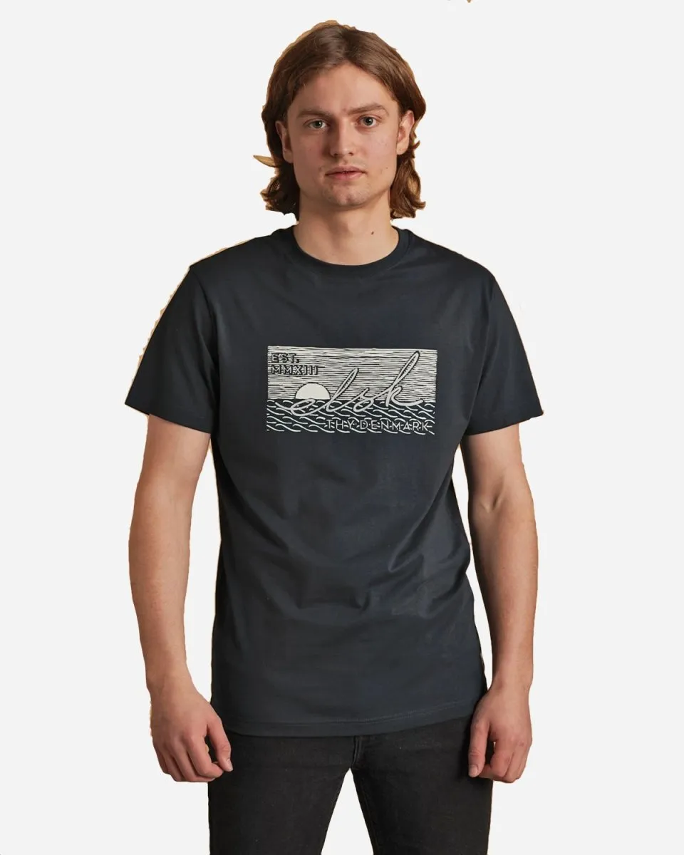 ELSK® SUNSIGN22 ESSENTIAL MEN'S TEE  - DARK NAVY